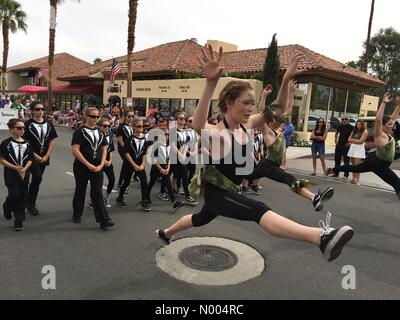 Palm Desert, Kalifornien USA 25. Oktober 2015 der 51. ordentlichen Palm Desert Golf Cart Parade. Das diesjährige Thema ist Area 51: Palm Desert ist nicht von dieser Welt. Bildnachweis: Lisa Werner/Stockimo News/Alamy Stockfoto