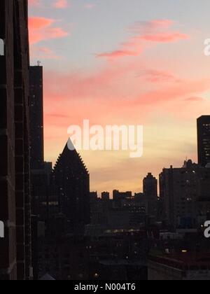 New York, New York, USA. 29. Oktober 2015. Ein New York City Sonnenuntergang Credit: Yvonne M. Conde / StockimoNews/Alamy Live News Stockfoto