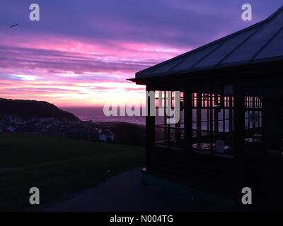 Herrlichen Sonnenaufgang über dem West Hill, Hastings, East Sussex, UK Stockfoto