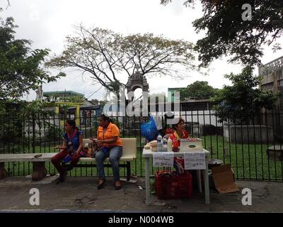 Imbissstände in Manila Nordfriedhof. Rund 2 Millionen Filipinos Leben in Metro Manila strömten nach Manila Nordfriedhof auf 1. November 2015, besuchen die Gräber ihrer verstorbenen Angehörigen. Stockfoto