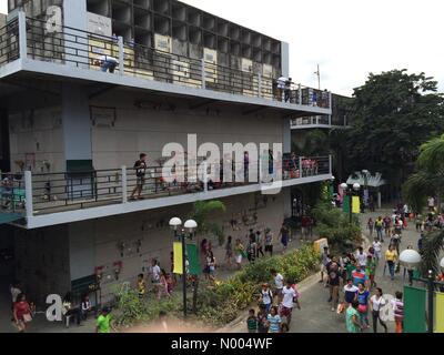 Lim Ong Rd, Santa Cruz, Manila, Metro Manila, Philippinen. 1. November 2015. "Wohnungstypen" Gräber innen Friedhof. Rund 2 Millionen Filipinos Leben in Metro Manila strömten nach Manila Nordfriedhof auf 1. November 2015, besuchen die Gräber ihrer verstorbenen Angehörigen. Bildnachweis: Sherbien Dacalanio/StockimoNews/Alamy Live-Nachrichten Stockfoto