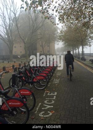 London, UK. 1. November 2015. UK, Wetter. Ein Radfahrer trotzt die Kälte am Morgen und nimmt in der Hauptstadt Nebel entlang der Thames Path in Canary Wharf. Bildnachweis: Glenn Sontag/StockimoNews/Alamy Live-Nachrichten Stockfoto