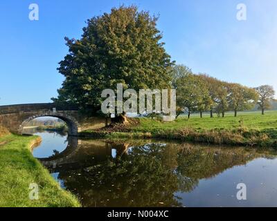 UK Wetter 2. November. Sonniger Start in Tag am Leeds und Liverpool Kanal in Adlington in Lancashire. Stockfoto