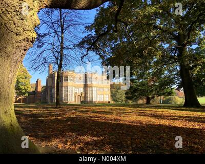 UK Wetter 2. November. Sonnigen Herbsttag im Astley Park in Chorley, Lancashire. Astley Hall und Herbst Blätter auf einem milden Herbsttag. Stockfoto