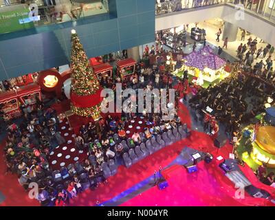 Air Asia, Quezon Stadt, Metro Manila, Philippinen. 6. November 2015. SM North, das fünftgrößte Einkaufszentrum der Welt feiert seinen 30. Geburtstag und Tritte für ihre Weihnachtsfeier durch Beleuchtung ihrer riesigen Weihnachtsbaum, umgeben von Disney Weihnachtsdorf. Bildnachweis: Sherbien Dacalanio/StockimoNews/Alamy Live-Nachrichten Stockfoto