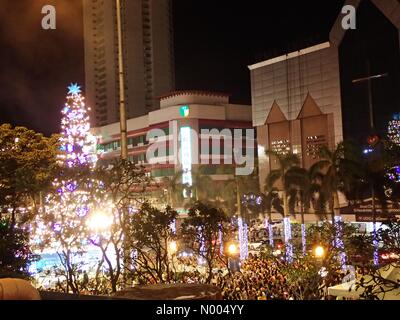 Araneta Center, Cubao, Quezon Stadt, Metro Manila, Philippinen. 6. November 2015. Tausende von Menschen in Quezon City erlebt die Beleuchtung des Weihnachtsbaumes 86-Füße im Araneta Center, Cubao. Diese Tradition begann im Jahre 1981. Bildnachweis: Sherbien Dacalanio / StockimoNews/Alamy Live News Stockfoto