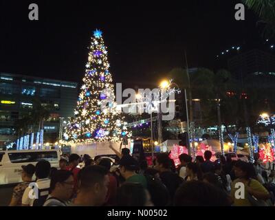 Araneta Center, Cubao, Quezon Stadt, Metro Manila, Philippinen. 6. November 2015. Tausende von Menschen in Quezon City erlebt die Beleuchtung des Weihnachtsbaumes 86-Füße im Araneta Center, Cubao. Diese Tradition begann im Jahre 1981. Bildnachweis: Sherbien Dacalanio / StockimoNews/Alamy Live News Stockfoto