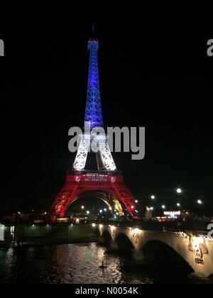 Paris, Frankreich. 18. November 2015. Der Eiffelturm in Paris leuchtet in den Farben der französischen Trikolore (blau, weiß, rot), die Tote bei den Anschlägen von Paris am 13. November 2015 erinnern. Bildnachweis: Petra Schutzova / StockimoNews/Alamy Live News Stockfoto