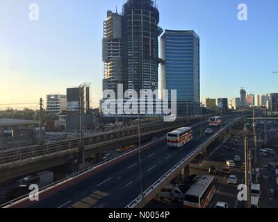 Epifanio de Los Santos Ave, Diliman, Quezon Stadt, Metro Manila, Philippinen. 19. November 2015. Metro Manila wurde als die "schlimmsten Verkehr auf der Erde" genannt, von Waze, eine GPS-gestützte Navigations-app, aber aufgrund der APEC Führer treffen keine Staus, weil keine öffentliche Fahrzeuge in der Nähe des Veranstaltungsortes erlaubt. Bildnachweis: Sherbien Dacalanio/StockimoNews/Alamy Live-Nachrichten Stockfoto