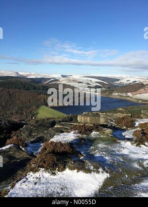 Erste Schnee des Jahres am Bamford Rand mit Blick auf Ladybower Vorratsbehälter Stockfoto