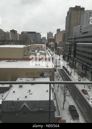 Der Rue Ste-Catherine O, Montréal, Québec, Kanada. 24. November 2015. Erste Schnee des Jahres - Montreal, QC, Kanada. 24. November 2015. Bildnachweis: Ali Alshammasi/StockimoNews/Alamy Live-Nachrichten Stockfoto