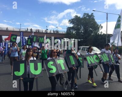 Commonwealth Avenue, Diliman, Quezon Stadt, Metro Manila, Philippinen. 28. November 2015. Tausende von Umwelt-Befürworter und militante Gruppen schließt sich die "March for Climate Justice" Rallye in Quezon City am 28. November 2015. Bildnachweis: Sherbien Dacalanio/StockimoNews/Alamy Live-Nachrichten Stockfoto