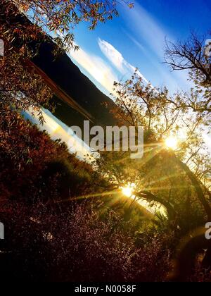 Lake Elsinore, Kalifornien, USA. 2. Dezember 2015. Tolle Farben der seltsame Licht am Himmel zusammen mit schönen Sonnenuntergang Strahlen © Maricelsheart/StockimoNews/Alamy Live News Bildnachweis: Maricelsheart / StockimoNews/Alamy Live News Stockfoto