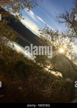 Lake Elsinore, Kalifornien, USA. 2. Dezember 2015. Tolle Farben der seltsame Licht am Himmel zusammen mit schönen Sonnenuntergang Strahlen © Maricelsheart/StockimoNews/Alamy Live News Bildnachweis: Maricelsheart / StockimoNews/Alamy Live News Stockfoto