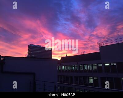 Bedford St, Leeds, West Yorkshire, Großbritannien. 18. Dezember 2015. UK-Wetter. Spektakulären Sonnenaufgang über Leeds Stadtzentrum Vormittag Credit: Paul Whitehurst/StockimoNews/Alamy Live News Stockfoto