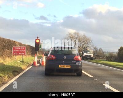 Penrith, Cumbria, UK. 23. Dezember 2015. A66 Kirkby Thore - 23. Dezember 2015: Ampel auf A66 bringen Verkehr in beide Richtungen zum Stillstand mit sehnt sich Verzögerungen Credit: Kay Roxby/StockimoNews/Alamy Live News Stockfoto