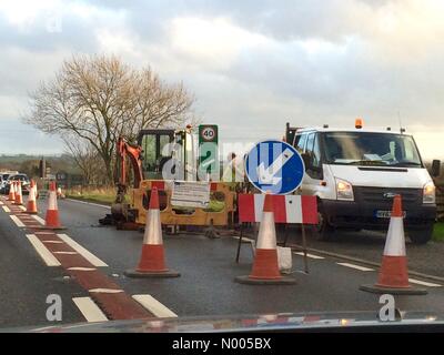 Penrith, Cumbria, UK. 23. Dezember 2015. A66, Kirkby Thore - 23. Dezember 2015: lange Staus auf A66 in beide Richtungen durch Ampeln für diesen kurzen Abschnitt der Straßenbauarbeiten Credit: Kay Roxby/StockimoNews/Alamy Live News Stockfoto