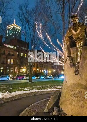 Die Ansicht von der Samuel Eliot Morison-Statue auf der Commonwealth Avenue in Boston, Massachusetts, USA zeigt, dass die Prudential Tower für Silvester Eve 2016 beleuchtet. Stockfoto