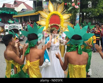 Minalin, Pampanga, Philippinen. 1. Januar 2016. "Aguman Sandok" die begann im Jahre 1932 ist ein fest jeden Tag des neuen Jahres in Minalin, Philippinen wo heterosexuelle Männer Kreuz-kleidet und tanzen auf den Straßen ihre Städte-Kollegen Gelächter zu gehen. Bildnachweis: Sherbien Dacalanio/StockimoNews/Alamy Live-Nachrichten Stockfoto