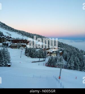 73120 Saint-Bon-Tarentaise, Frankreich. 3. Januar 2016. Courchevel 1850, Frankreich: 3. Dezember 2015: ein schöner Morgen in den Skiort Courchevel 1850 nach Neuschnee Credit: Kay Roxby/StockimoNews/Alamy Live News Stockfoto