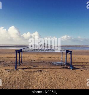 Weston-super-Mare, North Somerset, UK. 7. Januar 2016. Einem trostlosen Winter-Strand in Weston-super-Mare, Somerset, UK. Die Urlauber sind lange vorbei, und dieser Kiosk ist demontiert und Winterschlaf bis zum Sommer. Bildnachweis: Monovarman/StockimoNews/Alamy Live-Nachrichten Stockfoto