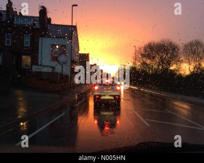 Fahren im Regen Sunrise Wetter Leeds West Yorkshire UK Stockfoto