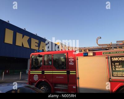 Wednesbury, West Midlands, UK. 20. Januar 2016. 20. Januar 2016. Birmingham, Vereinigtes Königreich. Kunden aus Birmingham IKEA nach einem starken Geruch von verbranntem im gesamten Geschäft evakuiert. Bildnachweis: Jon Freeman/StockimoNews/Alamy Live-Nachrichten Stockfoto