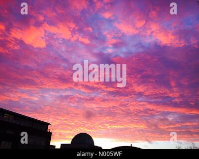 Camden High St, London, UK. 26. Januar 2016. Rosa Sonnenaufgang in London, UK, 26. Januar 2016 Credit: Michelabergamaschi/StockimoNews/Alamy Live-Nachrichten Stockfoto