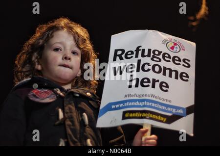 London, UK. 22. Februar 2016. Ein Kind hält ein einwanderungsfreundliche Plakat an der "Flüchtlinge willkommen" Kundgebung vor Downing Street, London, UK, 22. Februar 2016 Millionen Menschen Credit: Dmclon / StockimoNews/Alamy Live News Stockfoto
