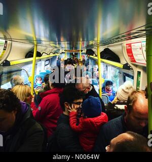 Größere Tait Rd, Croydon, London, Großbritannien. 27. Februar 2016. Passagiere, die auf einen entfernten Blick Samstag Southern Rail Service in London stehen. Reisende von der Südküste hatte über eine Schiene Ersatzbussen nach Brighton zu fahren, vor dem Einsteigen in eines überfüllten Zuges Credit: Julie Edwards/StockimoNews/Alamy Live News Stockfoto