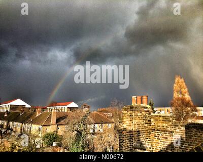 Manor Rd, London, UK. 5. März 2016. Ein Regenbogen erscheint über den Dächern von Tottenham, London während eines Regenschauers Credit: Patricia Phillips/StockimoNews/Alamy Live News Stockfoto