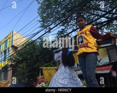 Gonzalo Puyat St, Quiapo, Manila, Metro Manila, Philippinen. 25. März 2016. Verschiedene Bilder von der Black Nazarene sind auf den Straßen von Quiapo, Manila am Karfreitag vorgeführt. Bildnachweis: Sherbien Dacalanio/StockimoNews/Alamy Live-Nachrichten Stockfoto