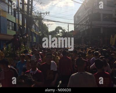 Gonzalo Puyat St, Quiapo, Manila, Metro Manila, Philippinen. 25. März 2016. Verschiedene Bilder von der Black Nazarene sind auf den Straßen von Quiapo, Manila am Karfreitag vorgeführt. Bildnachweis: Sherbien Dacalanio/StockimoNews/Alamy Live-Nachrichten Stockfoto