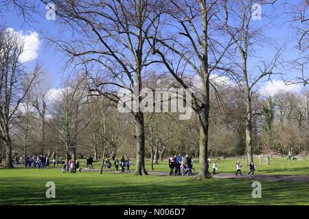 Wimbledon, London, UK. 25. März 2016. Familien genießen den schönen Karfreitag Sonnenschein in Morden Halle Parken, in der Nähe von Wimbledon, London Credit: Trevor Payne / StockimoNews/Alamy Live News Stockfoto