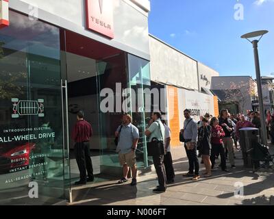 La Jolla Village Dr, San Diego, Kalifornien, USA. 31. März 2016. Zeile außerhalb Tesla Store für Modell 3 Elektro-Auto Kredit: Anjum Gupta/StockimoNews/Alamy Live News Stockfoto