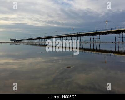 Southport, England. 2. April 2016. UK-Wetter. Schönen Abend noch nach einem Regentag in Southport. Southport Pier spiegelt sich in Pfützen Wasser bei Ebbe Credit: Lancashire Bilder / StockimoNews/Alamy Live News Stockfoto