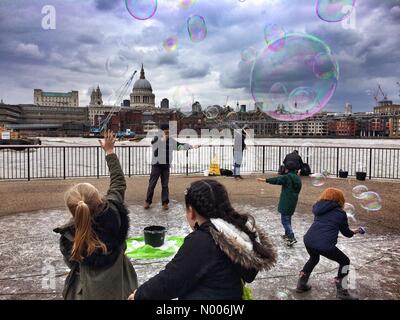 Hopton St, London, UK. 9. April 2016. Ein Straßenmusikant unterhält Kinder mit seine riesigen Seifenblasen auf der South Bank in London Credit: Patricia Phillips/StockimoNews/Alamy Live News Stockfoto