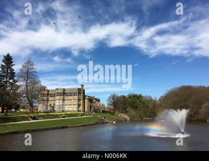 UK-Wetter sonnigen Sonntagnachmittag Astley Park in Chorley, Lancashire. Regenbogen gegossen von Brunnen vor Astley Hall Stockfoto