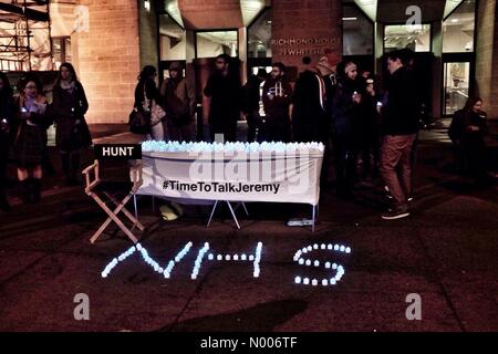 London UK 25. April 2016 - Kerzenlicht protestieren in Whitehall London dies am Vorabend des 2-tägigen Junior Ärzte Streik - Foto von Simon Dack Stockfoto