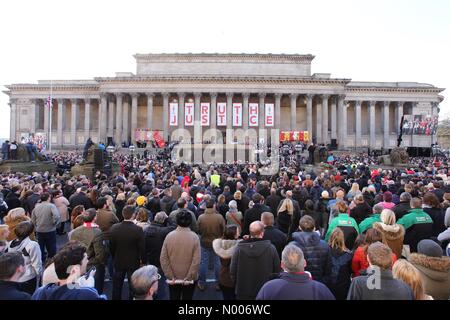 Liverpool, Vereinigtes Königreich. 27. April 2016. Tausende von Menschen versammeln sich am eine Mahnwache vor St.-Georgs-Halle in Liverpool am 27. April 2016, 96 Liverpool-Fans merken nach dem Schluss der Hillsborough Inquestur gestern abgeschlossen. Bildnachweis: Christopher Middleton / StockimoNews/Alamy Live News Stockfoto