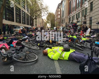 Braten Sie Gebäude, London, UK. 27. April 2016. Radfahrer nehmen Teil in einem sterben in Protest gegen Umweltverschmutzung und Straße Todesfälle außerhalb des Verkehrsministeriums in London Credit: Patricia Phillips/StockimoNews/Alamy Live News Stockfoto