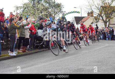 Sprotbrough, Doncaster, South Yorkshire und 30. April 2016: Tour de Yorkshire Spitzengruppe durch South Yorkshire Dorf von Sprotbrough in der Nähe von Doncaster Credit: Kay Roxby / StockimoNews/Alamy Live News Stockfoto