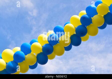 Sprotbrough, Doncaster, South Yorkshire: 30. April 2016: Luftballons in South Yorkshire Dorf von Sprotbrough für die Tour de Yorkshire Radrennen.  Die Tour ging durch Sprotbrough heute. Stockfoto