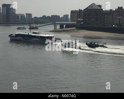 Schmale St, London, UK. 12. Mai 2016. Londoner Marine Polizei jagt Clipper in Limehouse in Filmen & Trainingsübung, River Thames, London, UK. Bildnachweis: Glenn Sontag/StockimoNews/Alamy Live-Nachrichten Stockfoto