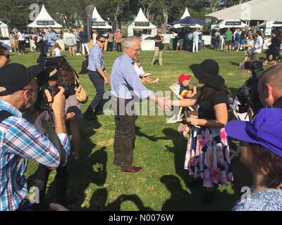 Clovelly St, Watsons Bay NSW, Australien. 22. Mai 2016. Australischer Premierminister Malcolm Turnball schüttelt Hände mit einem Punter Wahlkampf 2016 Credit: John Simmons/StockimoNews/Alamy Live News Stockfoto