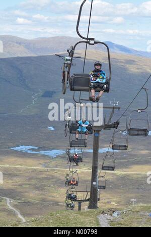 Glencoe, Scotland, UK: uk Wetter: strahlend blauer Himmel für Wettbewerber in Glencoe für die SDA downhill Mountainbike Rennen Trainingstag vor dem Rennen morgen Credit: Kay Roxby / StockimoNews/Alamy Live News Stockfoto