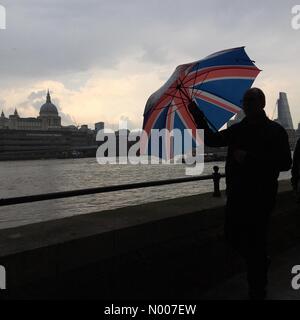 London, UK. 8. Juni 2016. Mann mit Regenschirm mit Union Jack Muster darauf nur nach starken Regenfällen im zentralen London Credit: Emin Ozkan / StockimoNews/Alamy Live News Stockfoto