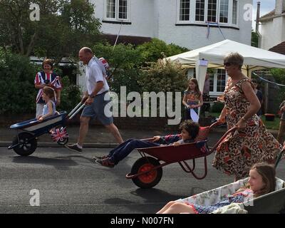 Cornwall Rd, Sutton, größere London, UK. 11. Juni 2016. Schubkarren-Rennen für 90. Geburtstag der Königin, Straßenfest. Cheam, Surrey Credit: Helene Rogers/StockimoNews/Alamy Live News Stockfoto