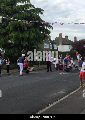 Cornwall Rd, Sutton, größere London, UK. 11. Juni 2016. Schubkarren-Rennen für 90. Geburtstag der Königin, Straßenfest. Cheam Surrey Credit: Irita nes/StockimoNews/Alamy Live-Nachrichten Stockfoto