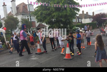 Cornwall Rd, Sutton, größere London, UK. 11. Juni 2016. Straßenfest Cheam Surrey Kinder Wasser Relais 90. Geburtstag der Königin. Bildnachweis: Helene Rogers/StockimoNews/Alamy Live-Nachrichten Stockfoto